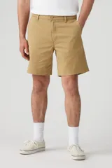 Bermuda color beige de corte recto.