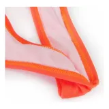 Bombacha de bikini tipo colaless con diseño plisado en el centro, confeccionada en tejido elástico.