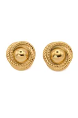 Par de aros dorados con forma circular y diseño trenzado alrededor de una esfera central.