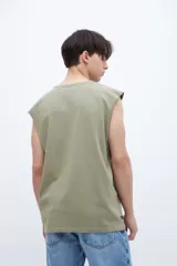 Musculosa verde oliva con cuello redondo y estampado pequeño en el pecho. Corte recto y sin mangas.