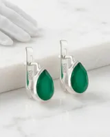 Caravanas de plata 925 con diseño de gota, engarzadas con piedra natural raíz de esmeralda en color verde intenso y cierre de gancho.