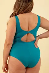 Malla entera de lycra turquesa con estampado de flores en el corpiño y aplique metálico en el escote.