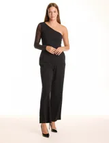 Enterito negro de crepe premium con caída pesada y fluida. Presenta un escote asimétrico, una única manga larga de mesh transparente y pierna de corte recto. Incluye bolsillos laterales invisibles y cierre invisible en la espalda.