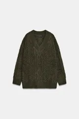 Jersey de punto con diseño de ochos, cuello en pico y manga larga, de corte oversize.