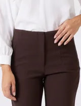 Pantalón sastrero slim negro de tiro alto, con pretina anatómica, pinzas verticales frontales y cierre oculto. Tiene bolsillos laterales inclinados y pinzas traseras para un ajuste favorecedor.