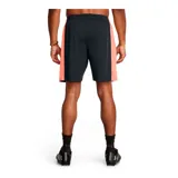 Short deportivo Under Armour de la línea Challenger, color negro con detalles laterales en color salmón. Confeccionado en tejido de punto ligero y de secado rápido, cuenta con cintura elástica con cordón interno y logo de la marca estampado en el bajo.