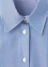 Camisa de corte recto confeccionada en mezcla de algodón y lyocell, con diseño de rayas finas, cuello camisero, manga larga con puños abotonados y cierre frontal de botones.