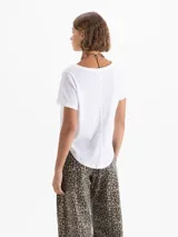 Remera de corte clásico con escote en V y mangas cortas, confeccionada en tejido de punto con mezcla de algodón y lino.