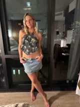 Top halter de lino color gris oscuro con estampado de palmeras amarillas.