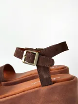 Sandalias de plataforma color chocolate con tira frontal ancha de gamuza y tira al tobillo con hebilla metálica ajustable.