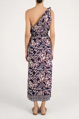 Vestido largo de diseño asimétrico con un solo hombro y detalle de lazo en el tirante. Presenta cintura elastizada fruncida y una falda fluida con estampado geométrico en tonos azul marino, blanco y rojo.