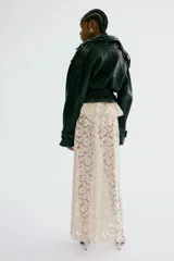 Pollera midi de encaje color beige, de corte holgado con cintura elástica y volado ancho en la parte superior.