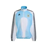 Campera deportiva Adidas de la Selección Argentina, modelo retro inspirado en el diseño de 2006. Presenta un diseño en blanco y celeste con líneas curvas, cuello alto, cierre frontal y las icónicas tres tiras negras en las mangas.
