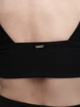 Top de bikini color marrón oscuro, con escote en V profundo y tirantes anchos, confeccionado en tejido acanalado.