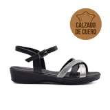 Sandalias bajas de cuero negro con plataforma baja, tira delantera plateada con strass y tira plateada lisa. Ajuste con hebilla lateral. Calzado con tecnología Low Impact para mayor confort.