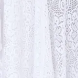 Kimono blanco de encaje calado con mangas cortas y calce suelto.