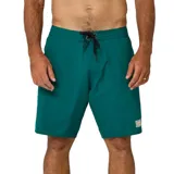 Boardshort de baño color verde azulado, con cordón de ajuste negro en la cintura y parche cuadrado con logo en la parte inferior de la pierna izquierda.