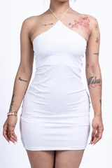 Vestido corto blanco de corte ajustado, con escote halter asimétrico y tirante fino en un hombro.
