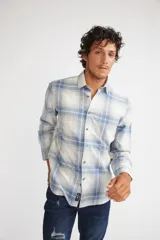 Camisa de viyela a cuadros color ladrillo, azul y blanco, de corte slim fit, manga larga, con bolsillo en el pecho y logo bordado.