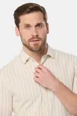 Camisa de lino de manga larga con diseño de rayas verticales en tonos verde y blanco, cuello camisero, cierre frontal de botones y bordado sutil en el pecho.
