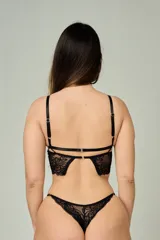 Conjunto de lencería de encaje negro, compuesto por un corpiño bralette tipo top sin aro y una tanga regulable con tiras cruzadas.