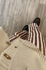 Pantalón de jean con estampado de rayas verticales marrones y blancas, de corte wide leg y tiro medio.