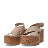 Sandalias de plataforma alta tipo cuña con acabado de corcho. Presentan tiras cruzadas en el empeine confeccionadas en gamuza color beige y una pulsera ajustable con hebilla metálica en el tobillo.