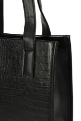 Bolso tipo tote de diseño estructurado y formato vertical, confeccionado en cuero sintético con textura grabada tipo cocodrilo. Cuenta con doble asa de hombro y cierre lateral.