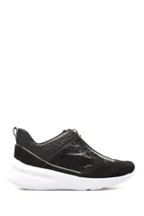 Zapatillas deportivas negras de cuero con cierre dorado en el empeine y suela blanca.
