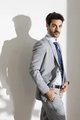 Camisa blanca lisa de vestir, corte clásico, con cuello italiano y mangas largas con puños abotonados.