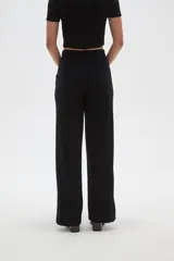 Pantalon de vestir negro de corte recto y tiro alto, confeccionado en tejido de poliéster.