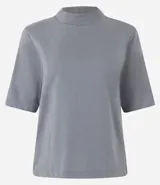 Remera de algodón color celeste con cuello alto y mangas cortas.