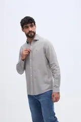 Camisa de manga larga de lino y algodón color celeste, con fit semi slim y cuello clásico.