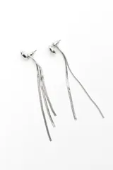 Aros colgantes plateados tipo ear jacket con diseño de múltiples cadenas finas colgantes.