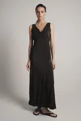 Vestido largo de viscosa en color negro, con escote redondo y tirantes anchos con detalle de volados. Presenta bordados florales a tono en la parte superior y bajo con terminación evasé.