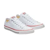 Zapatillas Converse Chuck Taylor All Star bajas, color blanco, con suela de goma blanca con detalles en rojo y azul.