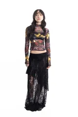 Top de mangas largas de tul con cuello alto y estampado abstracto en tonos marrones, amarillos y negros.