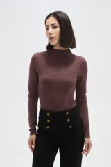 Body de manga larga con cuello alto, confeccionado en tejido al cuerpo.