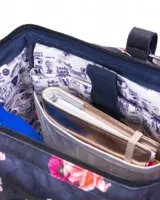 Mochila Cabaia modelo Adventurer, con diseño estampado de flores sobre fondo azul marino. Cuenta con doble asa superior, bolsillo frontal con cierre y detalles en cuero sintético.