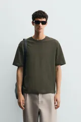 Remera de corte relaxed fit confeccionada en tejido de algodón con textura irregular, cuello redondo y manga corta.