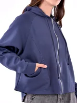 Campera con capucha y cierre frontal, color gris claro.