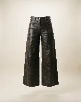 Pantalón de tiro alto confeccionado en cuero vacuno con textura croco. Presenta una silueta de pierna extra ancha, cierre frontal con botón y bolsillos laterales.