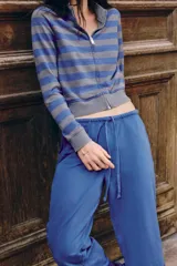 Pantalón largo recto color azul con efecto lavado, tiro medio y cintura elástica ajustable con cordón. Cuenta con bolsillos laterales ocultos.