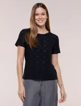 Remera de calce recto color negro con diseño de bordado calado estilo broderie, cuello redondo y mangas cortas.