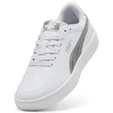 Championes Puma modelo Court Lally Metal, color blanco con detalles en plateado brillante en el logo lateral. Diseño de corte bajo con suela de goma blanca y cierre de cordones.