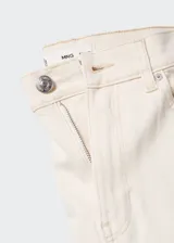 Jeans de corte mom fit y tiro alto, confeccionados en tejido de algodón con un toque de elastano. Presentan diseño clásico de cinco bolsillos, cierre frontal con cremallera y botón, y largo al tobillo.