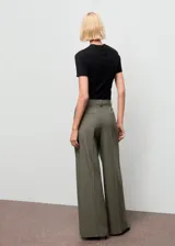 Pantalón de vestir de corte recto y tiro medio, con diseño de pinzas, bolsillos laterales y bolsillos de ribete en la parte posterior. Cuenta con cierre oculto de botón, gancho y cremallera.