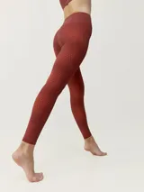 Calza larga color ladrillo con estampado geométrico y bolsillo trasero en la cintura.