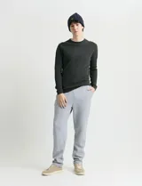 Sweater de punto con textura waffle, color negro, de corte clásico con cuello redondo y mangas largas con puños ajustados.