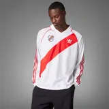 Camiseta de fútbol Adidas de manga larga de River Plate, modelo retro inspirado en 1994. Diseño en color blanco con la tradicional banda roja diagonal, cuello polo, y detalles en rojo en los hombros y las icónicas tres tiras en las mangas.